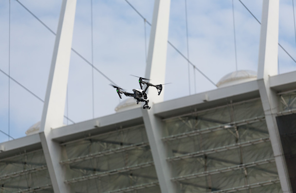 Drone profissional voando ruas da cidade. Um drone no fundo da cidade. Drone espião, paisagem da cidade. Copter voando acima da cidade
. - Foto, Imagem