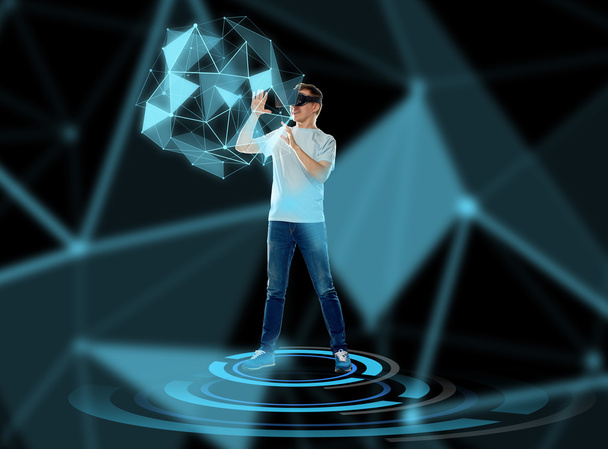 счастливый человек в гарнитуре виртуальной реальности или 3D-очках
 - Фото, изображение