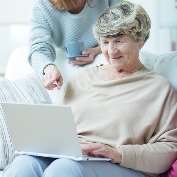 Donna anziana con computer portatile
 - Foto, immagini
