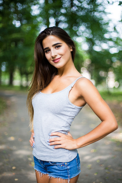  portrait in park of a beautiful tanned teen student girl. - Foto, afbeelding