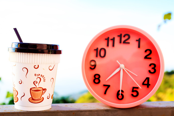 reloj despertador en el parque de temporada de paisaje natural con taza de café
 - Foto, Imagen