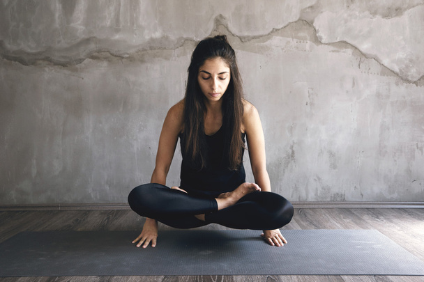 Žena cvičí jógu v různých pózách  - Fotografie, Obrázek