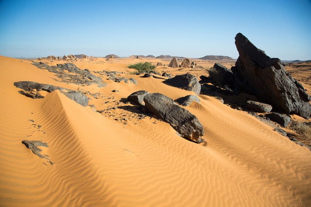 Meroe Pyramiden in der Wüste - Foto, Bild