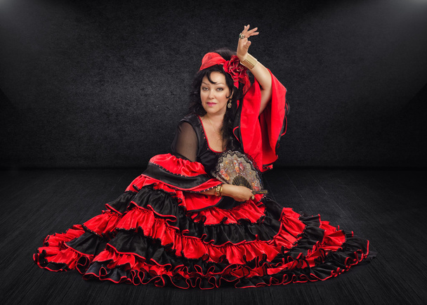 Bailarina de flamenco femenina fotogénica se sienta en el escenario
 - Foto, Imagen