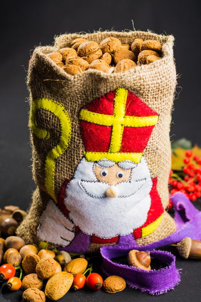 Bolsa de San Nicolás para niños llena de galletas holandesas tradicionales
 - Foto, imagen