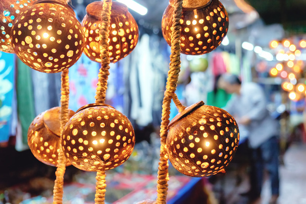 Aziatische handgemaakte lampen te koop in avondmarkt - Foto, afbeelding