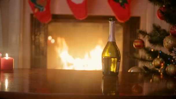 Detailní záběr na ruce pár v lásce s sklenice šampaňského a cinkání u krbu, zdobené na Vánoce - Záběry, video