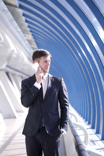 Businessman talking on phone - Fotografie, Obrázek