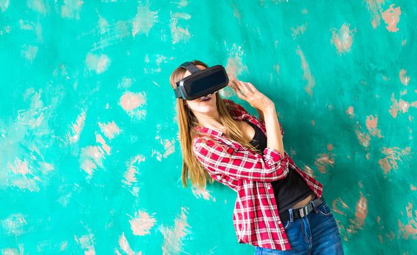 schockierte Frau mit Virtual-Reality-Brille - Foto, Bild