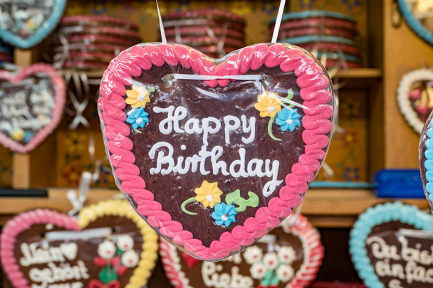 Kleurrijke peperkoek liefje, rekening houdend met de inscriptie Happy birthday - Foto, afbeelding