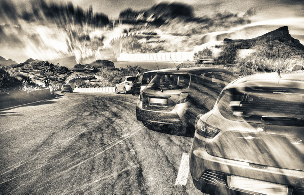 Színes autók parkolnak egy hegyi úton - Fotó, kép