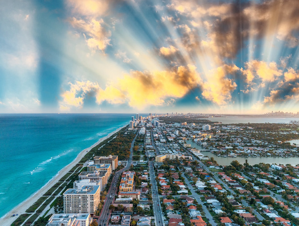 Miami Beach pobřeží, letecký pohled za soumraku - Fotografie, Obrázek