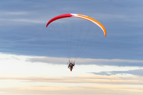 Paracaidista o parapente volador
 - Foto, Imagen