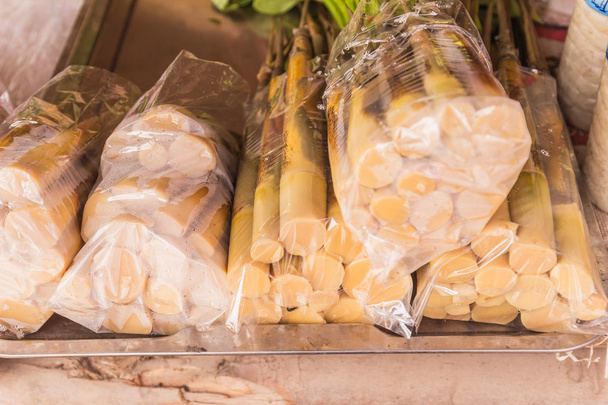 Φρέσκα βλαστάρια μπαμπού σε πλαστική συσκευασία προς πώληση στην τοπική αγορά τροφίμων - Φωτογραφία, εικόνα
