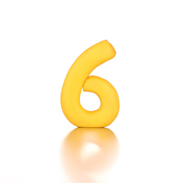 número seis 6 hecho de plastilina aislada de color amarillo
 - Foto, imagen