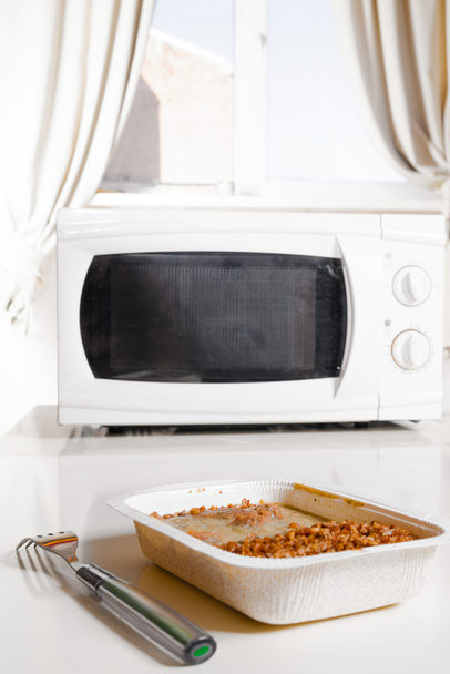 Microwave oven with frozen food - Foto, imagen
