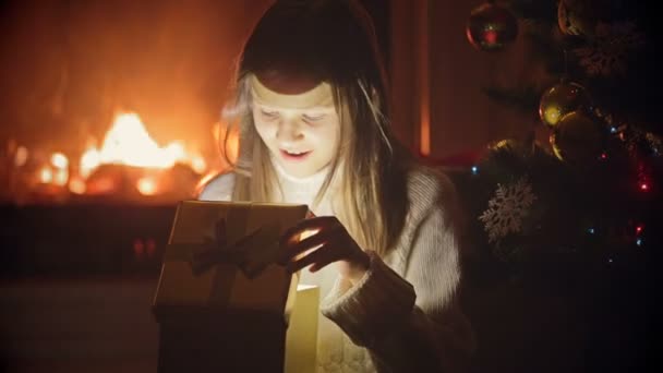 Vértes karácsonyi doboz és ez a ragyogó fény izgatott lány portréja - Felvétel, videó