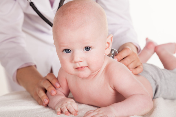 arts luistert naar de baby stethoscoop - Foto, afbeelding
