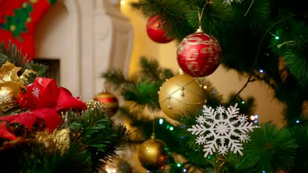 Detailní záběr na krásné vánoční strom zdobí barevné ozdoby a sněhové vločky - Záběry, video