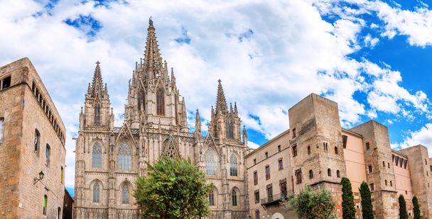 バルセロナ大聖堂は聖十字架と聖エウラリア、スペイン カタルーニャ州の守護聖人に捧げられて - 写真・画像