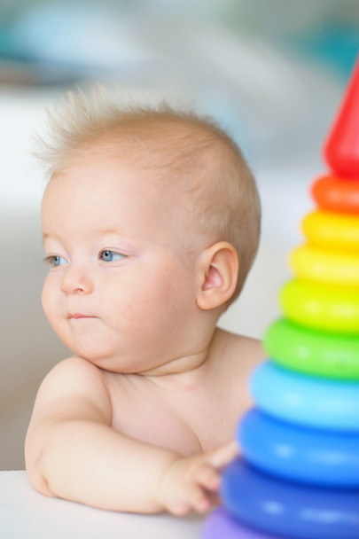 Baby avec jouet pyramidal
 - Photo, image