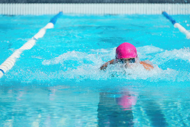 Пловец, плавающий брассом в бассейне
 - Фото, изображение