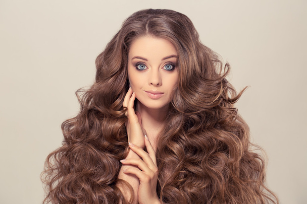 Beauty Woman Portrait. Healthy Long Hair and perfect holiday mak - Foto, imagen