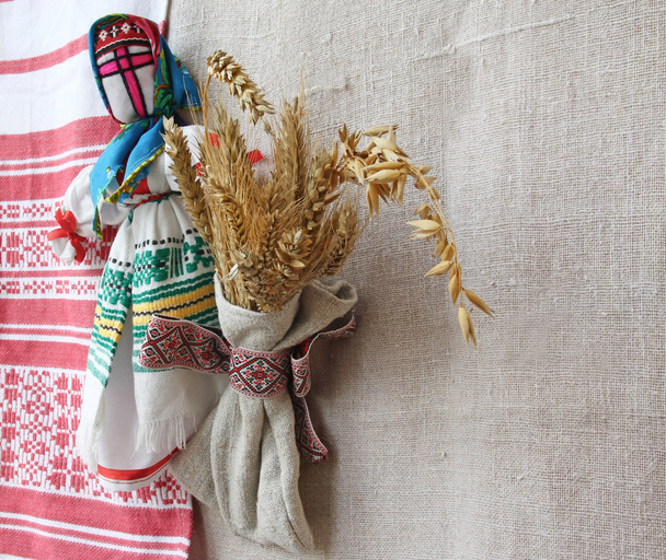 tradiční "motanka" panenka střežené na pozadí plátno a - Fotografie, Obrázek