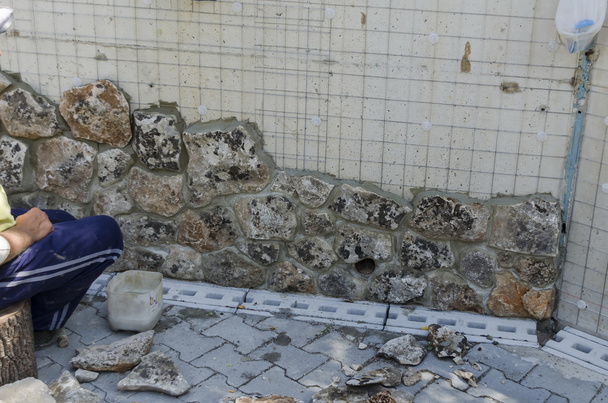 Technologie zur Verkleidung der Mauer in Steinform, Kloster Giginski - Foto, Bild
