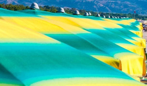 Satır bir Akdeniz sahil üzerinde renkli şemsiye. İyonya Denizi,  - Fotoğraf, Görsel