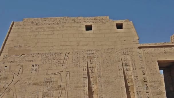 Ingang van de tempel op Medinat Habu in Luxor, Egypte - Video