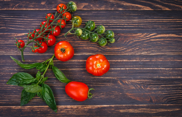 Punaiset tomaatit vihreä lehti basilika
 - Valokuva, kuva