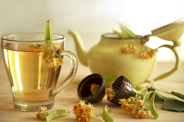чашка травяного чая с липовыми цветами - Фото, изображение