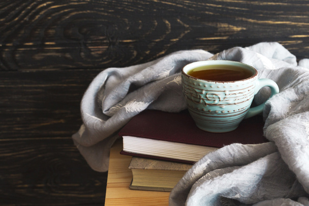 Warm knitted plaid, cup of tea and books - Foto, imagen