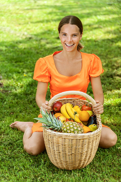 młoda kobieta z koszami owoców i warzyw - Zdjęcie, obraz