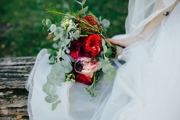mariée tenant bouquet de mariage - Photo, image