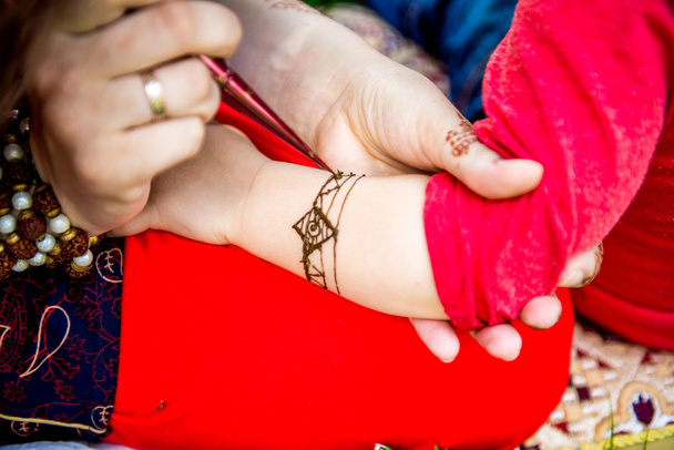 Εικόνα του ανθρώπινου χεριού είναι διακοσμημένο με τατουάζ χέννα, mehendi - Φωτογραφία, εικόνα