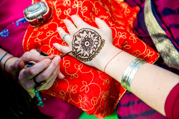 Obrázek lidské ruky se zdobí henna tetování, mehendi - Fotografie, Obrázek