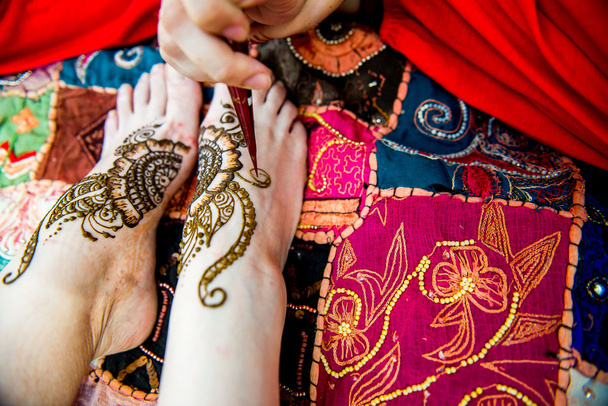 Kuva ihmiskädestä koristeltu henna tatuointi, mehendi
 - Valokuva, kuva