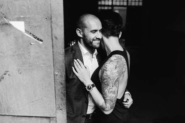 hombre y mujer abrazándose en la puerta
 - Foto, imagen