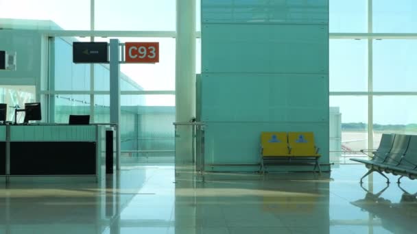 leerer und desolater und moderner Flughafen - Filmmaterial, Video