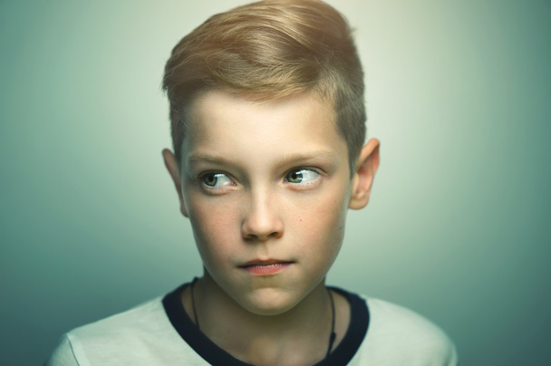 Teenage boy with stylish haircut and bright eyes - Foto, imagen