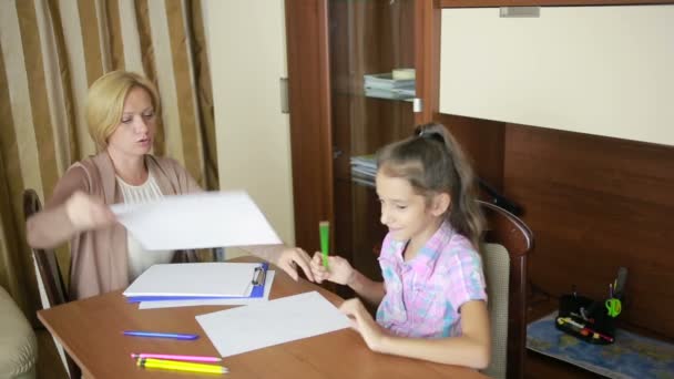 Dětský psycholog s malou holčičkou. dětské psychologické poradenství - Záběry, video