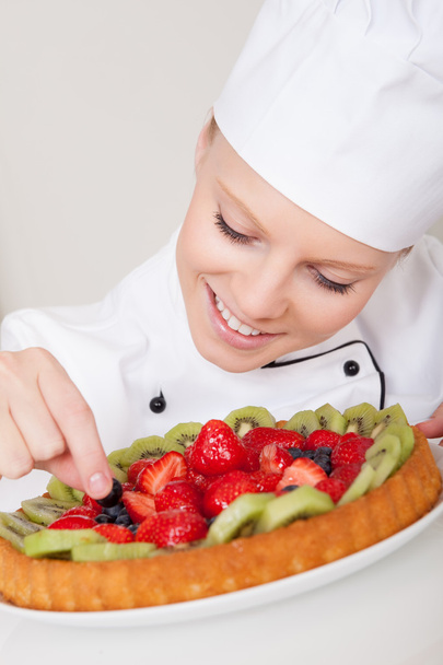 Beautiful chef woman making cake - Фото, изображение
