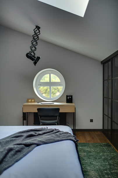 Bedroom with round window - Foto, imagen