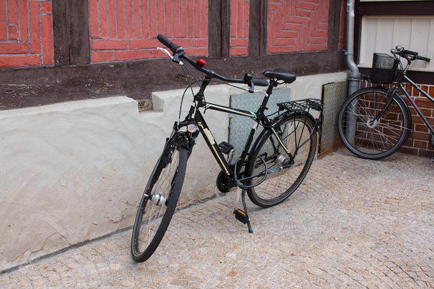 Vélo de ville vitesse fixe et mur de briques rouges
. - Photo, image