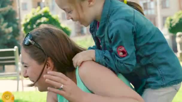 Mom and young daughter having fun in the park. - Filmagem, Vídeo