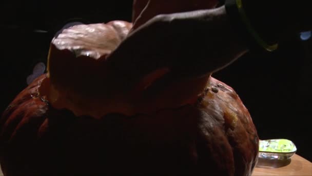 Making jack o lantern, cover pumpkin with a top part - Metraje, vídeo