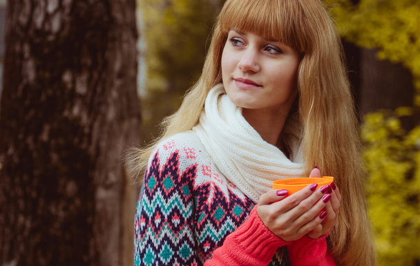Fall concept - autumn woman drinking coffee in park - Photo, image