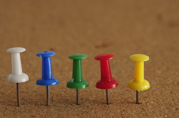 Pinos de pressão coloridos em uma fileira
 - Foto, Imagem